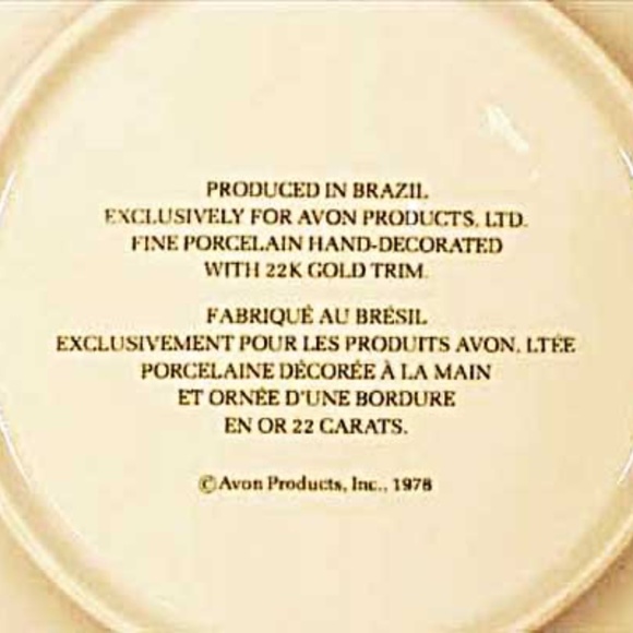 AVON RARE 22K GOLD TRIM 1978 STRAWBERRY PLATE, STRAWBERRY & LEAVES DESIGN, - Picture 2 of 3